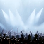 Fans und Scheinwerfer